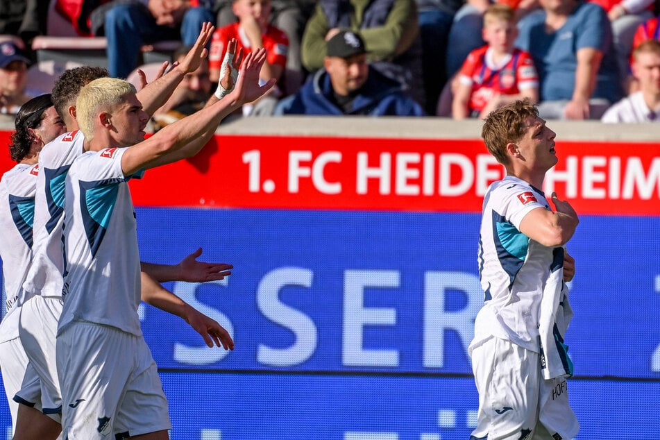 Alexander Prass (r.) widmete sein erstes Tor dem Kollegen Ihlas Bebou und seiner Familie.