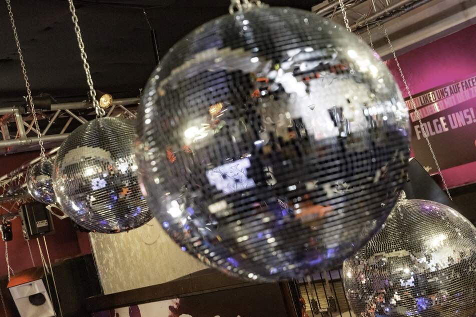 In Clubs darf wieder gefeiert werden, zumindest mit Maske. (Symbolbild)