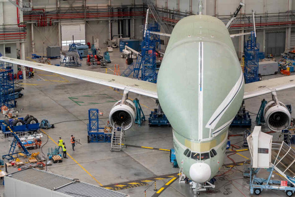 Das Flugzeug fällt durch die eigenartige ausgewölbte Hülle auf.