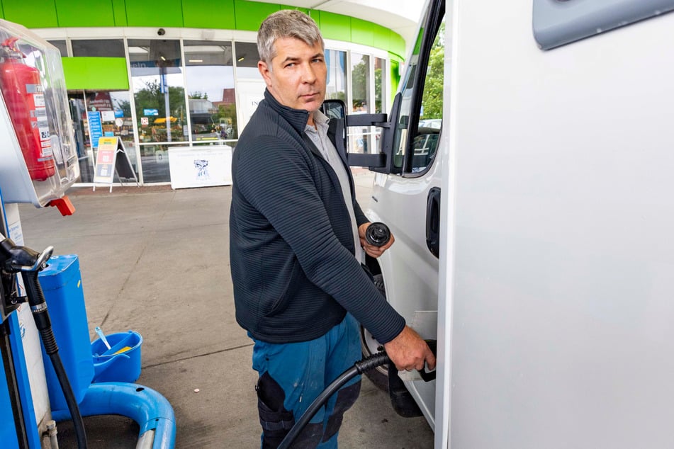 Michael Kirchner (53) blickt mit Skepsis auf die Tankanzeige. Der Bauleiter aus Bad Langensalza tankte am Donnerstag an einer Tankstelle in Dresden.