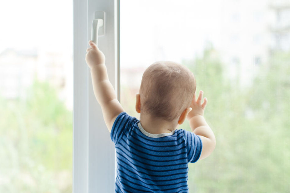Das Baby habe sich an dem Eimer hochgezogen. (Symbolbild)