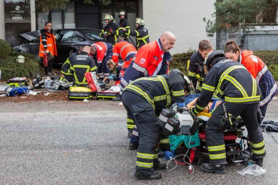 Zahlreiche Rettungskräfte kümmern sich um die Verletzen.