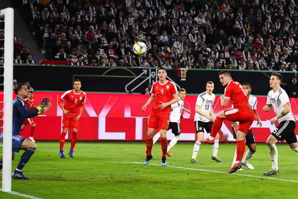 Das 1:0 für Serbien: Stürmer Luka Jovic (Dritter von rechts) trifft per Kopf gegen den chancenlosen Manuel Neuer (l.).