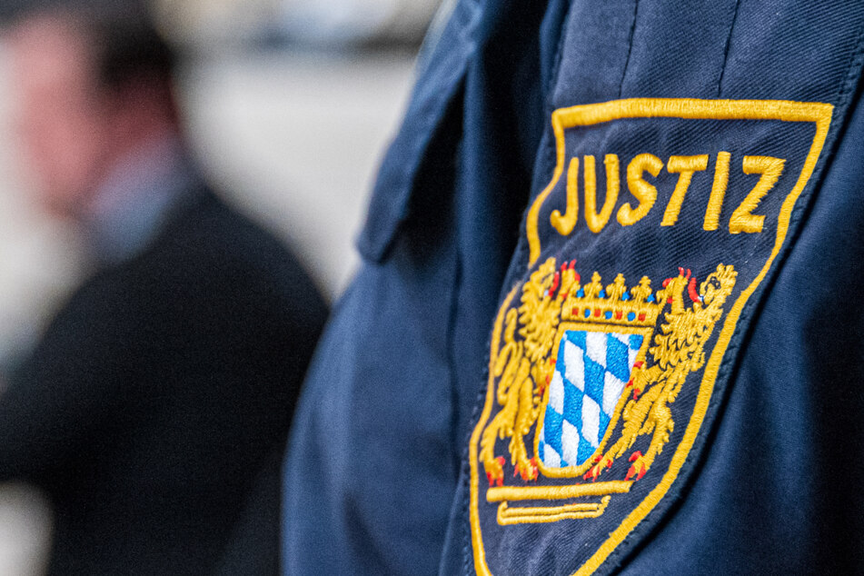 Vor dem Amtsgericht in Augsburg wurde ein Mann zu einer Bewährungsstrafe wegen gefährlicher Körperverletzung verurteilt. (Symbolbild)