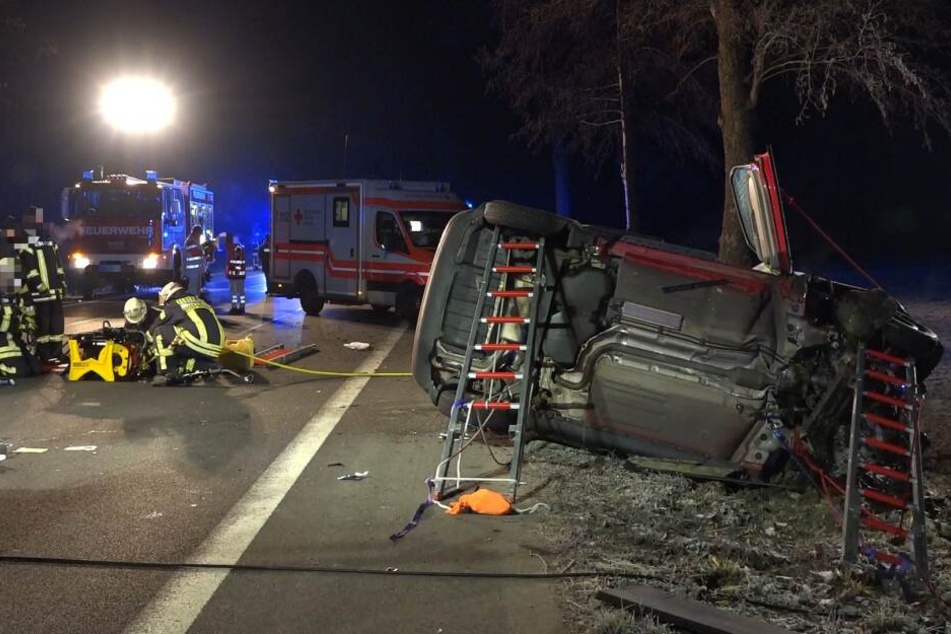 Die Einsatzkräfte räumen an der Unfallstelle auf.