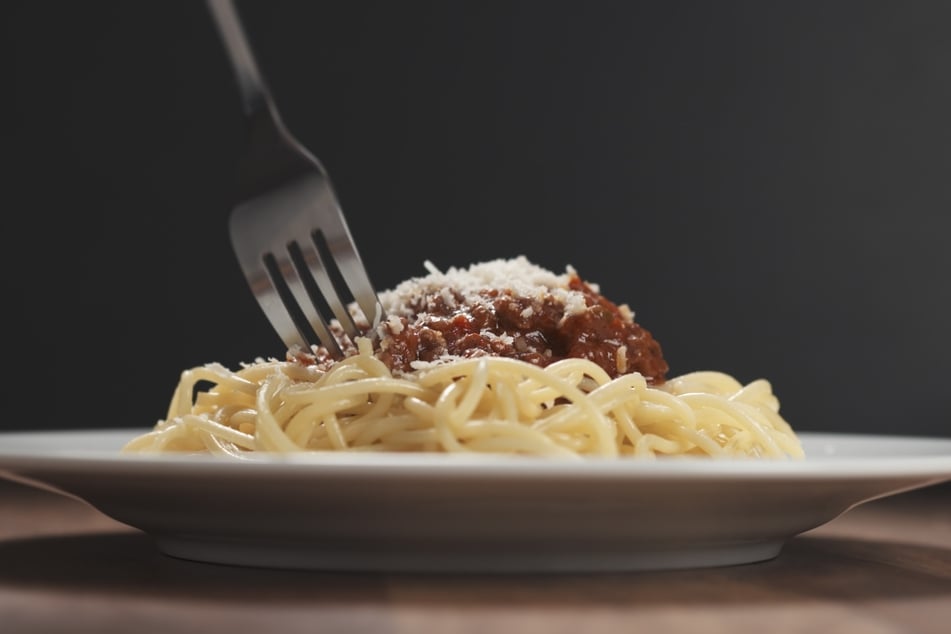 Spaghetti-Bolognese harmoniert bestens mit Parmesan oder anderem Hartkäse.
