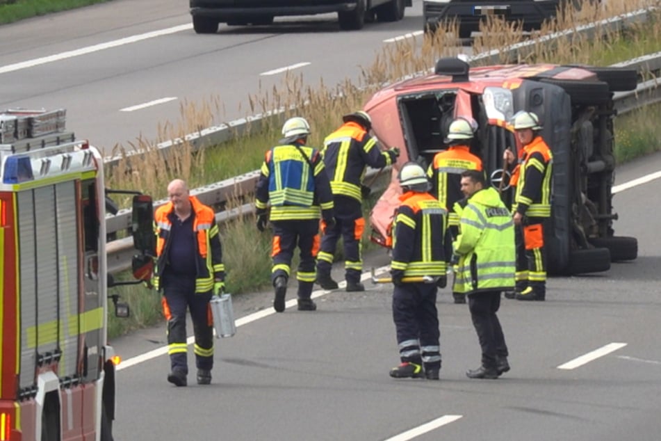 Unfall A1: Transporter überschlägt sich mehrfach und sorgt für kilometerlangen Stau auf der A1