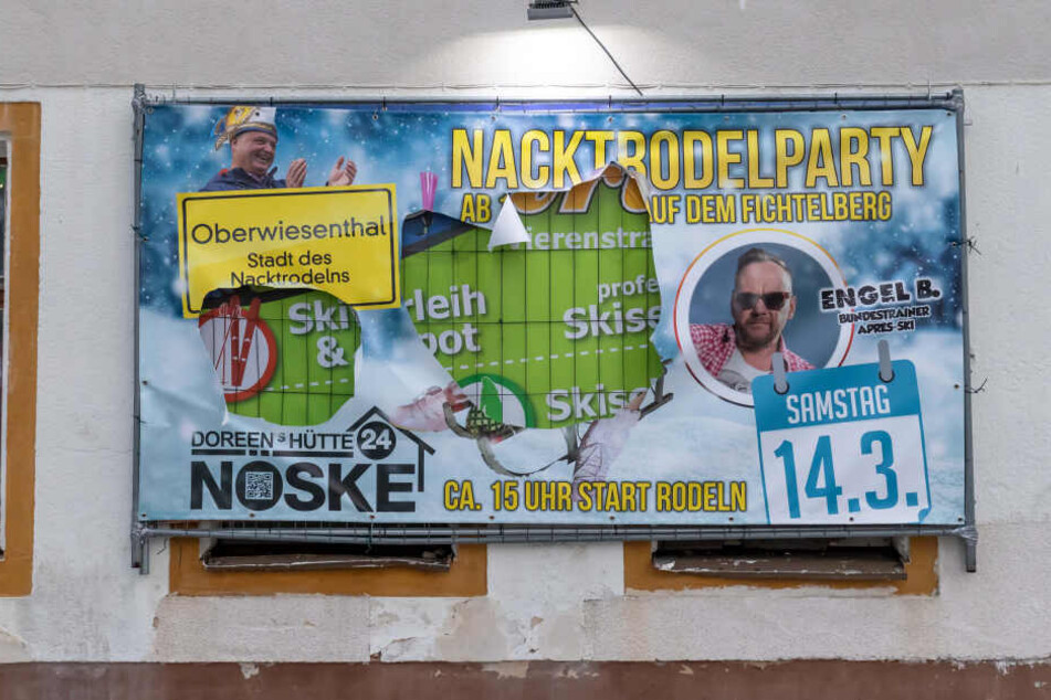 Vandalen "schnitten" den Bürgermeister zweimal aus dem Plakat.