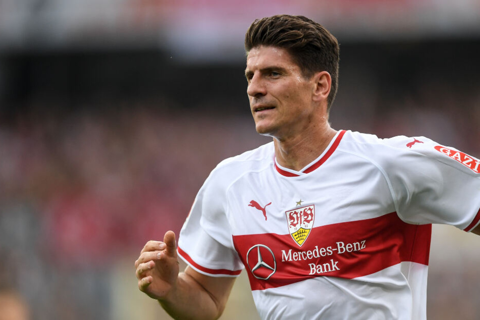 Mario Gomez vom VfB läuft über den Rasen.