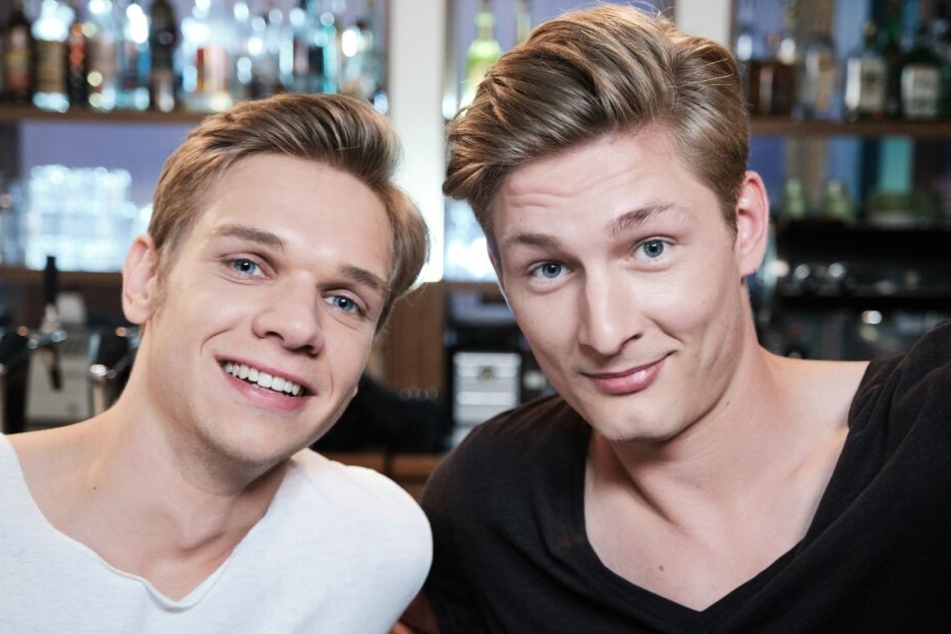 Sandro Hemmer (Maurice Pawlewski, l) trifft in Köln auf seinen guten Freund Conor Weigel (Yanik Meyer).