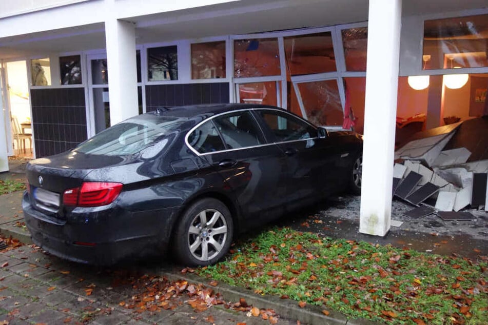 Die Frau krachte mit ihrem BMW in die Fensterfront.