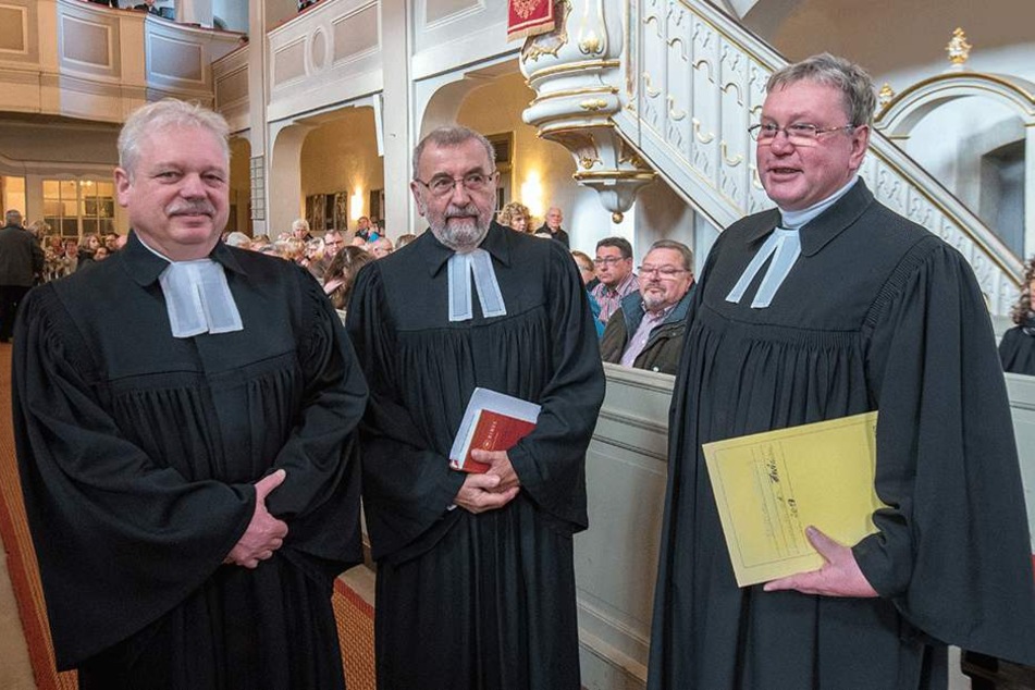 Die Pfarrer Andreas Richter (55, l.), Manfred Bauer (77) und Ulf Peters (57) 
lockten die Gläubigen mit einer Wette. 