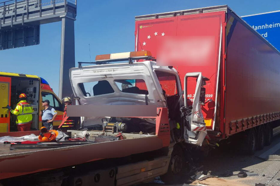 Rettungsdienst auf der A5 im EInsatz.