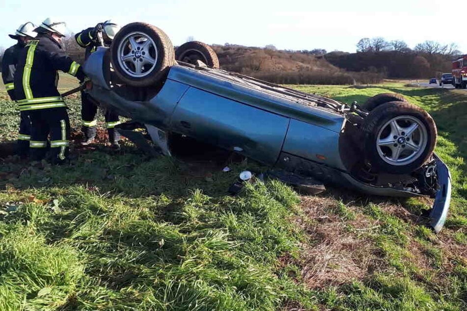 BMW-Fahrer kommt von Straße ab, zwei Menschen werden verletzt