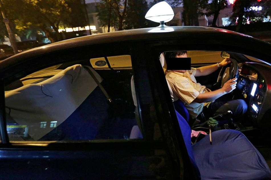 Wäre die 17-jährige bloß nie ins taxi gestiegen (Symbolbild).