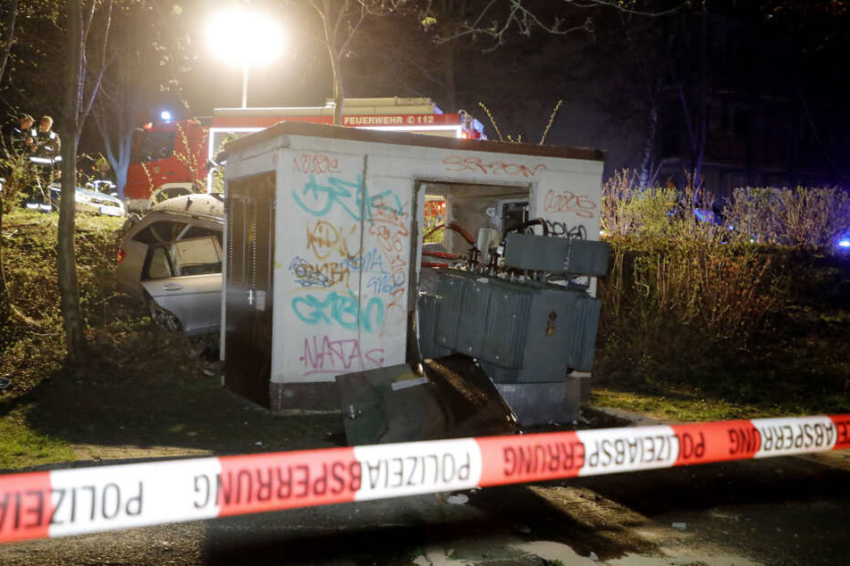 Der Trafo wurde durch den Unfall etwa zwei Meter aus dem Trafohaus geschoben.