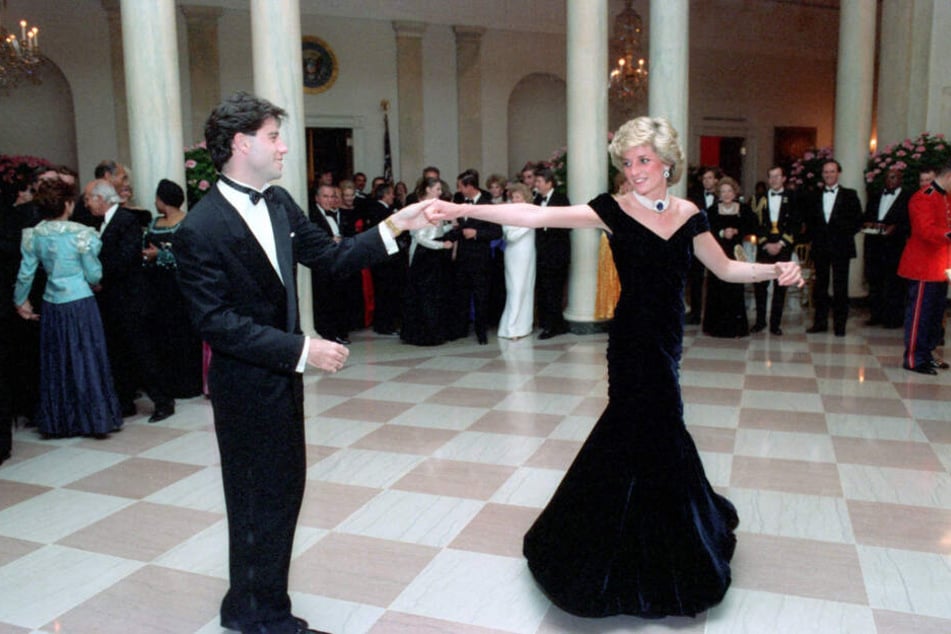Am 9. November 1985 tanzten Prinzessin Diana (†36) und John Travolta (heute 65) gemeinsam bei einem Staatsbankett im Weißen Haus in Washington.