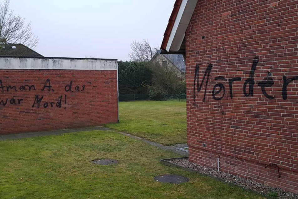 Auf die Wände schrieben die Unbekannten "Mörder" und "Aman A. das war Mord".