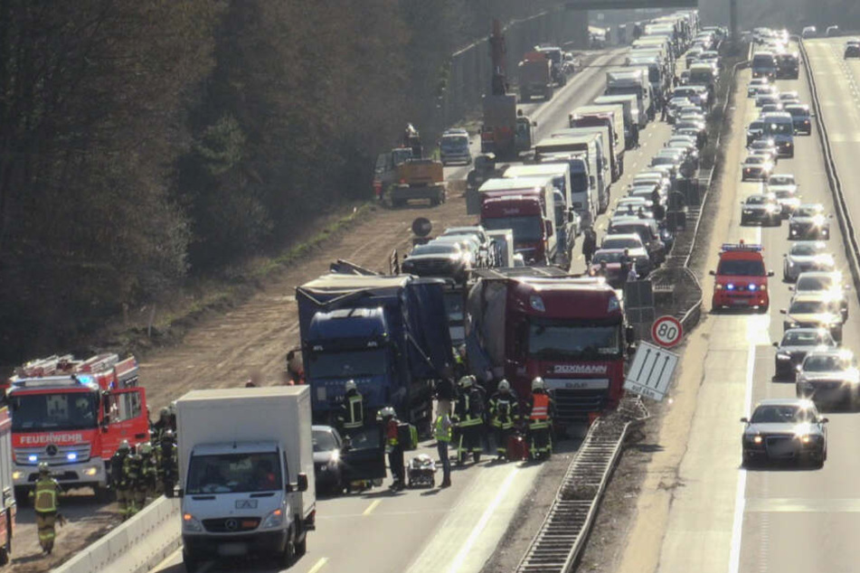 Aufgrund der Bergungs-Arbeiten bildete sich ein kilometerlanger Stau.