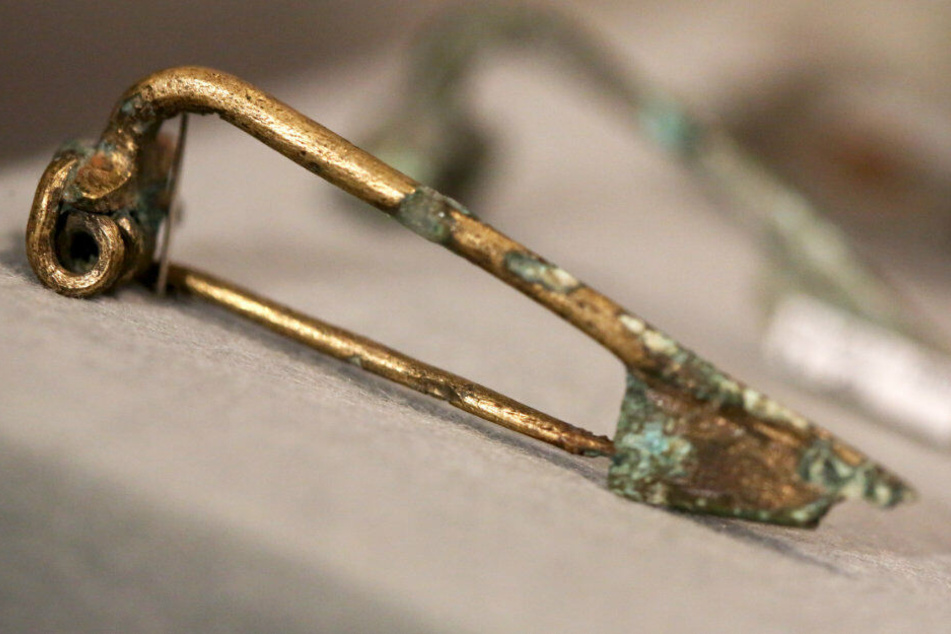Eine Fibel aus Gallien. Teil der Ausstellung über Römer in Krefeld.