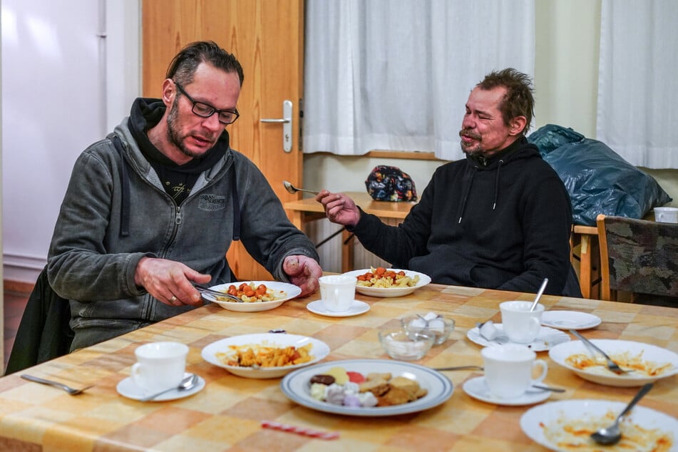 Seit einem Jahr lebt Hans-Joachim (45) auf den Straßen von Dresden, lernte dort Ronny kennen.