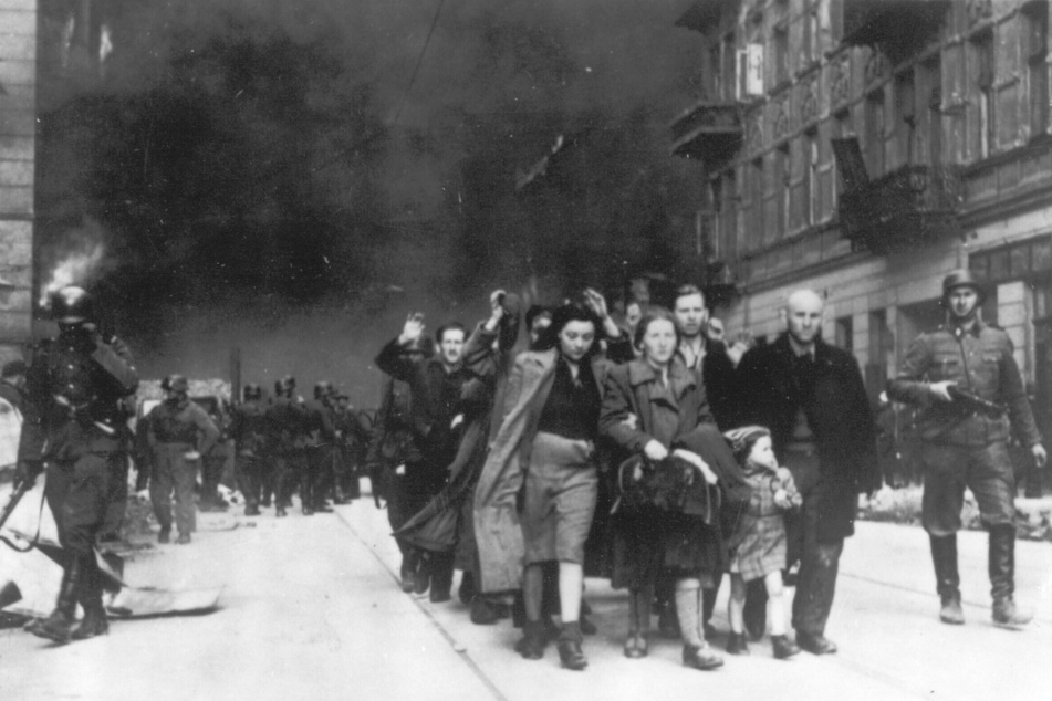 Auf dem Foto aus dem Jahr 1943 wird eine Gruppe polnischer Juden während der Zerstörung des Warschauer Ghettos zur Deportation durch deutsche SS-Soldaten abgeführt.