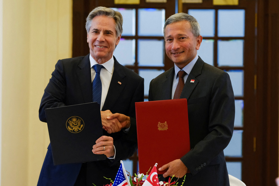 US Secretary of State Antony Blinken (l.) shakes hand with Singapore Foreign Minister Vivian Balakrishnan at the signing ceremony of the 123 Civil-Nuclear Cooperation Agreement and Third Country Training Program.