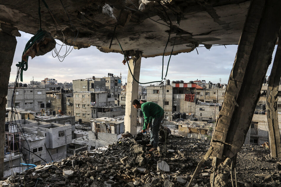 Ein Palästinenser inspiziert sein Haus, das bei einem israelischen Luftangriff auf Rafah zerstört wurde. (Archivbild)