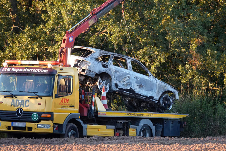 Das ausgebrannte Auto stand auf einem Maisfeld bei Hainichen. In dem Audi wurde eine völlig verbrannte Leiche gefunden.