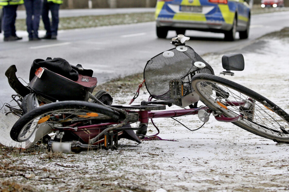Zwickau: Radfahrer von Seat erfasst und schwer verletzt