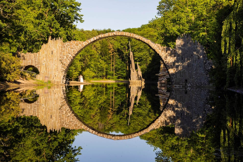 Die Rakotzbrücke im Kromlauer Park ist weltweit bekannt.