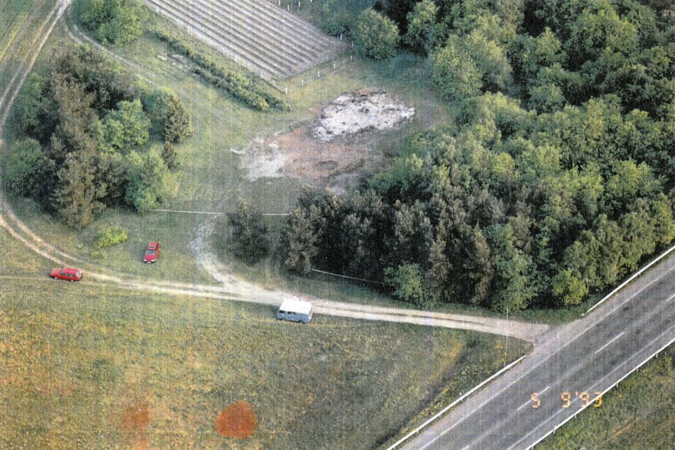 Die Leiche von Anja wurde 1993 in einem Waldstück an der B215 nahe der A27 an der Ausfahrt Verden Nord gefunden.