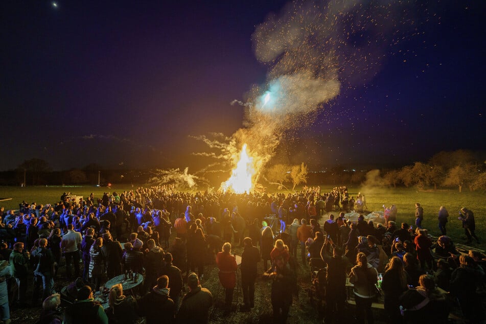 Wenn es dunkel wird, stehen die Osterfeuer im Mittelpunkt und sorgen für echte Frühlingsatmosphäre. (Symbolbild)