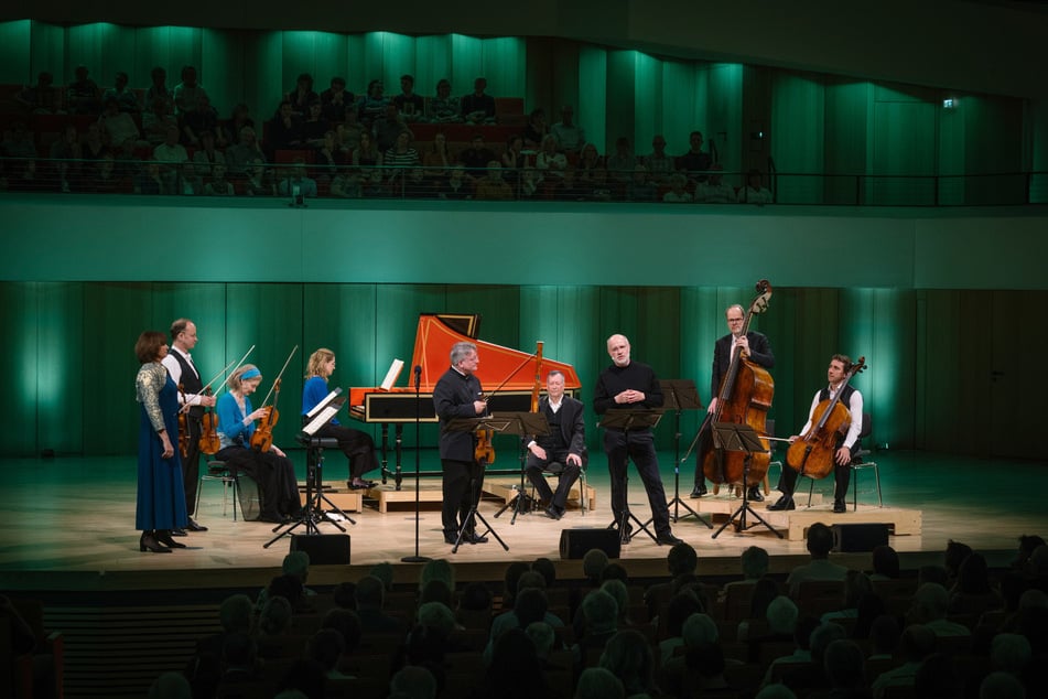 Harald Lesch und das Merlin Ensemble Wien mit Violinist Martin Walch kehren nach 2024 mit dem Vivaldi-Programm "Die vier Jahreszeiten im Klimawandel" am Sonntag zurück in den Kulturpalast.