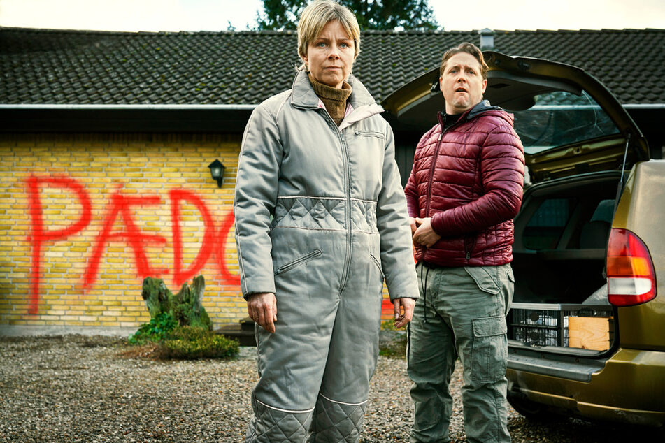 Bibi (Lene Maria Christensen) und ihr Ehemann Tom (Jesper Riefensthal) bleiben nicht vor Mikes Quälereien verschont. Er hat ihr Haus angesprüht und "Pädo-Schwein" an die Hauswand geschrieben.