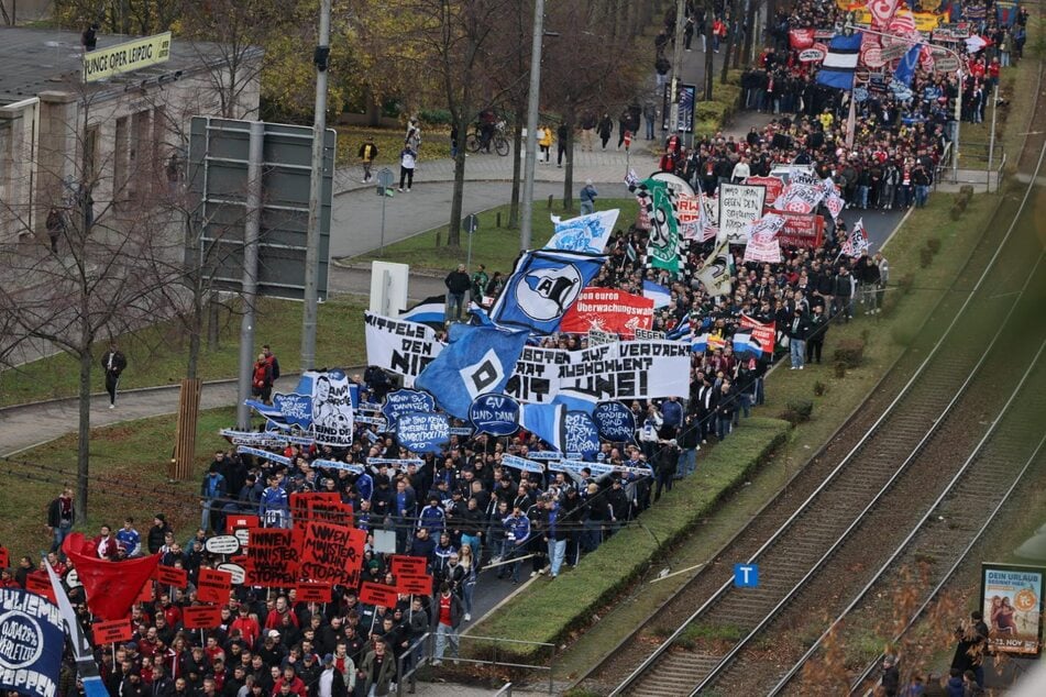 Die Fangruppen haben sich in Blöcke aufgeteilt und ziehen nacheinander über den Leipziger Ring.