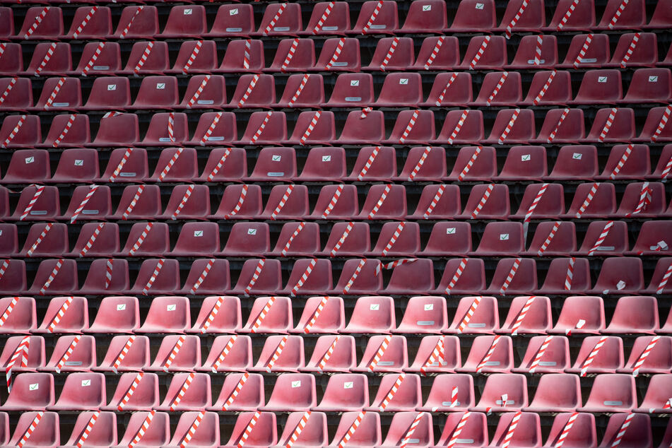 Nicht nur in München, auch im Kölner Rhein Energie Stadion bleiben alle Sitzschale leer.