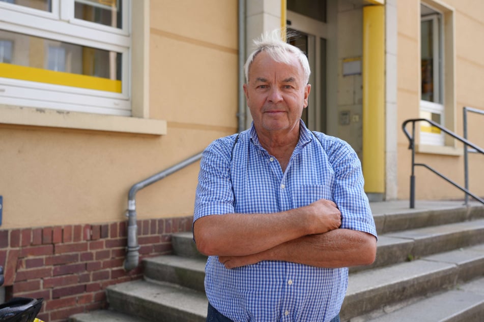 Dieter Neumann (75) ist bei der Bankfiliale in Dresden-Neugruna schon seit über 25 Jahren Kunde.