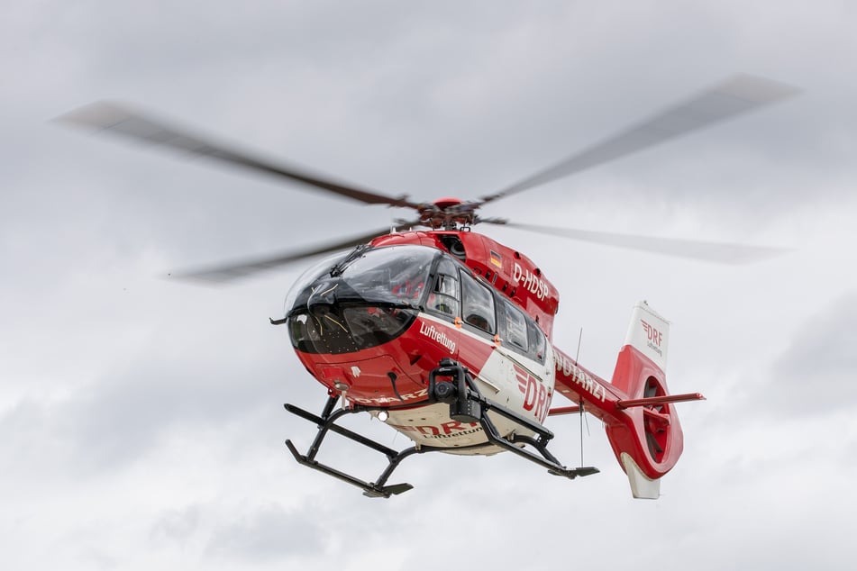 Auch ein Rettungshubschrauber war an der Unfallstelle im Einsatz. (Archivbild)