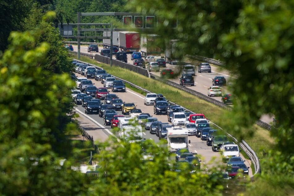 Obwohl es keine Vollsperrung gibt, staut sich der Verkehr auf der A2 bei Magdeburg über 13 Kilometer. (Symbolfoto)