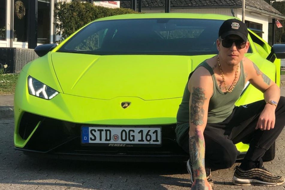 Unter anderem diesen giftgrünen Lamborghini nennt YouTube-Star MontanaBlack (34) sein Eigen. Nun wurde ein Wagen des Streamers in Hamburg abgeschleppt.