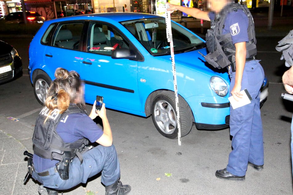 Die Polizei dokumentiert Unfallspuren am Fluchtfahrzeug, das durch einen Platten nicht mehr weiterkam.