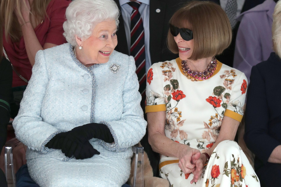 Modisch war die Queen stets stilvoll unterwegs, experimentierte gern mit Farben. Im Februar 2018 besuchte Elisabeth sogar die Londoner Fashion Week, saß neben Vogue-Chefin Anna Wintour (72) in der ersten Reihe.