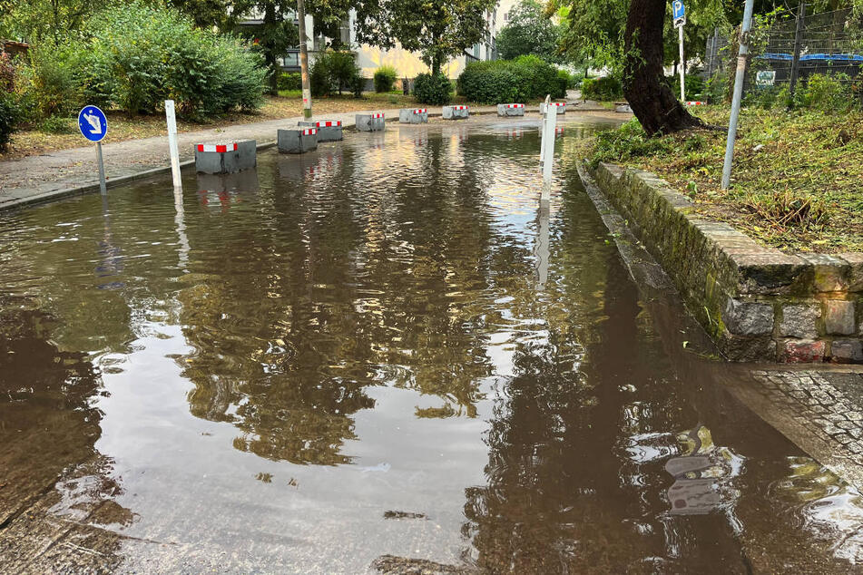 Wie hier in Hellersdorf ist es in Berlin durch den Starkregen an mehreren Stellen zu Überschwemmungen gekommen.