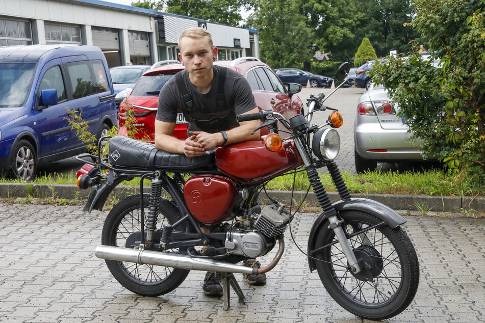 Gegen ihn hatte der Moped-Dieb keine Chance: Benjamin Hauer (24) und seine gerettete Simson.