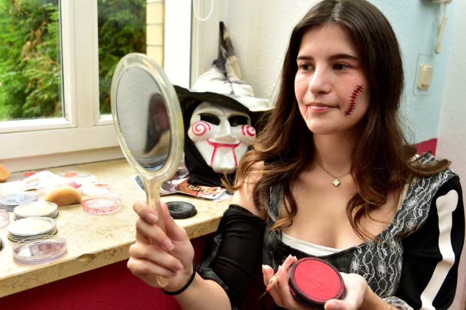 Letzter Feinschliff: passendes Make-up für den Halloween-Look.
