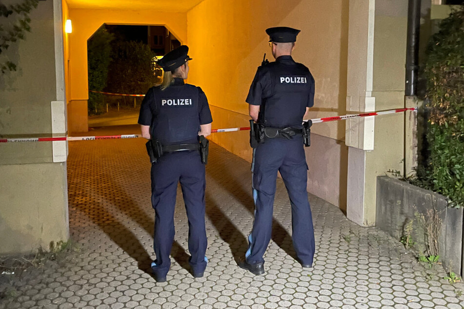 Am Sonntagabend wurde die Polizei zu einem Ehestreit in der Rosenstraße in Fürth alarmiert. Vor Ort entdeckten die Beamten die getötete Frau.