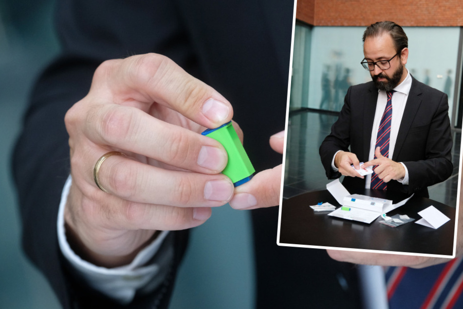 Erst stach sich Wissenschaftsminister Sebastian Gemkow mit einer Lanzette in die Fingerkuppe (großes Bild), dann tupfte er das Blut auf das Filterkärtchen (kleines Bild). Spätestens übermorgen wird er wissen, ob er Corona-Antikörper hat.