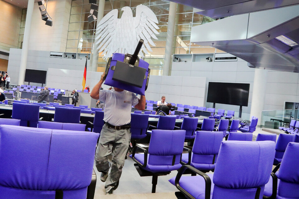 Aus dem Bundestag soll bald eine beträchtliche Zahl an Stühlen verschwinden.