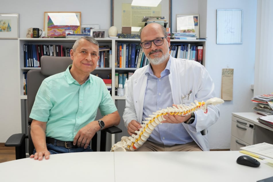 Jörg Seifert (66, l.) und Matthias Kirsch, Chefarzt der Klinik für Neurochirurgie.